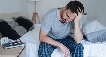 Un home ten problemas de próstata