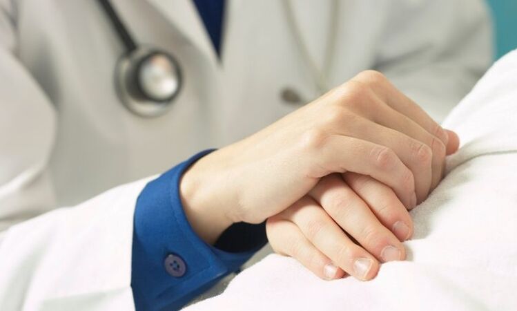 O médico apoia o paciente con prostatite